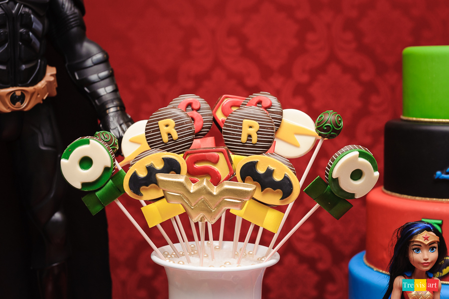 Foto pirulitos de chocolate tema Super Heróis. Festa de aniversario infantil.