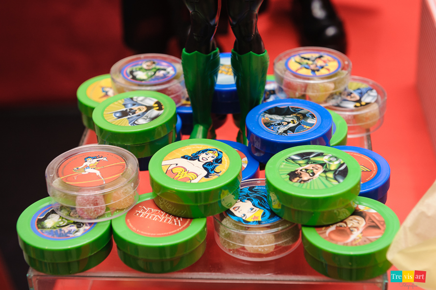 Foto detalhes da mesa de decoração da festa infantil, tema super heróis.