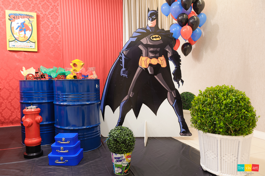 Foto decoração tema de festa super heróis, detalhe Batman.