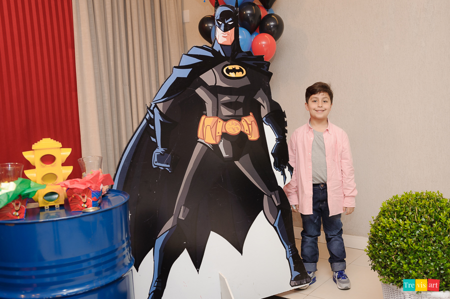 Foto aniversariante na decoração da festa infantil com o Batman.