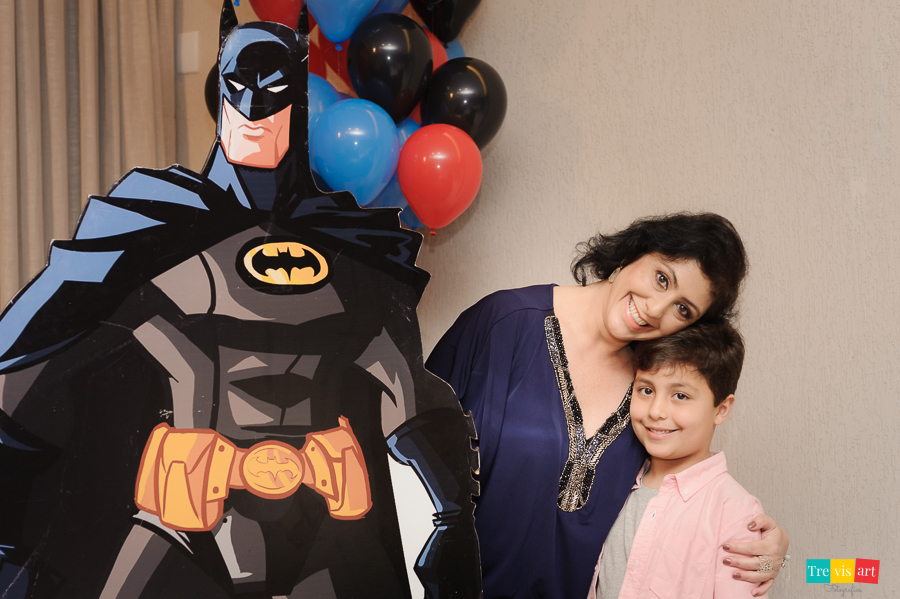 Foto aniversariante com a mãe na decoração ao lado do Batman. Tema festa Super Heróis.