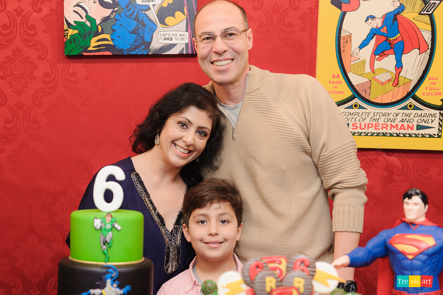 Foto família na mesa do bolo da fest ade aniversario infantil. Tema Super Heróis.