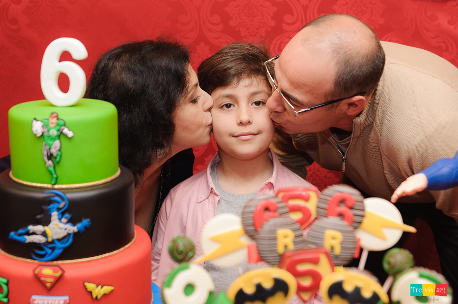 Foto beijo família na mesa do bolo da festa de aniversario infantil. Tema Super Heróis.