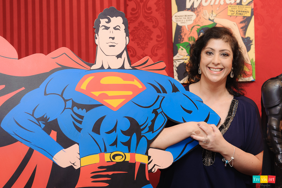 Foto mãe aniversariante na decoração o lado do Superman.
