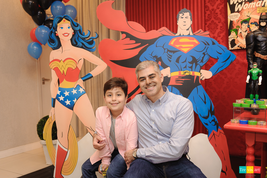 Foto aniversariante com tio e padrinho na decoração da festa, tema Super Heróis.