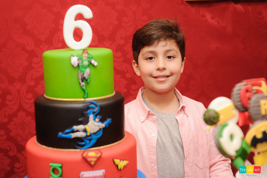 Foto aniversariante com o bolo de aniversario tema Super Heróis, Buffet Mundo Kids.