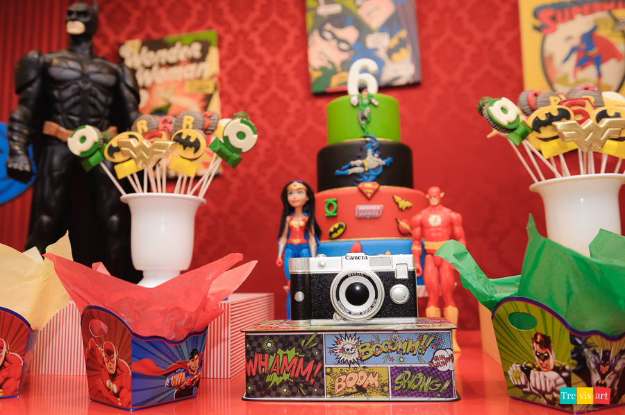 Foto bolo de aniversário e detalhes da mesa da decoração tema Super Heróis, Buffet Mundo Kids.