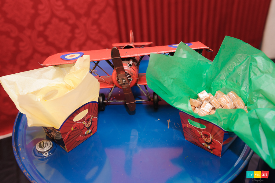 Foto de detalhes da mesa da decoração tema Super Heróis, Buffet Mundo Kids.