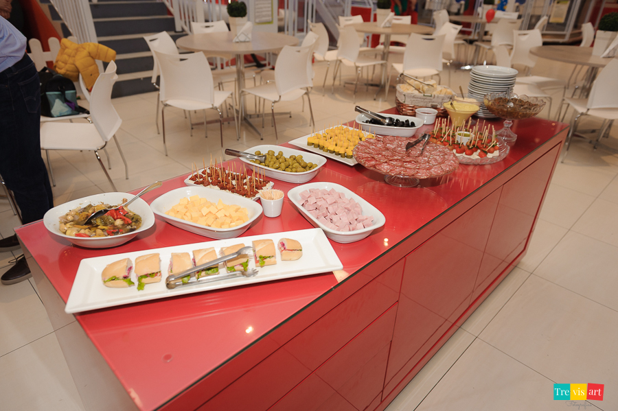 foto da mesa de frios da festa de aniversario. Buffet Mundo Kids.