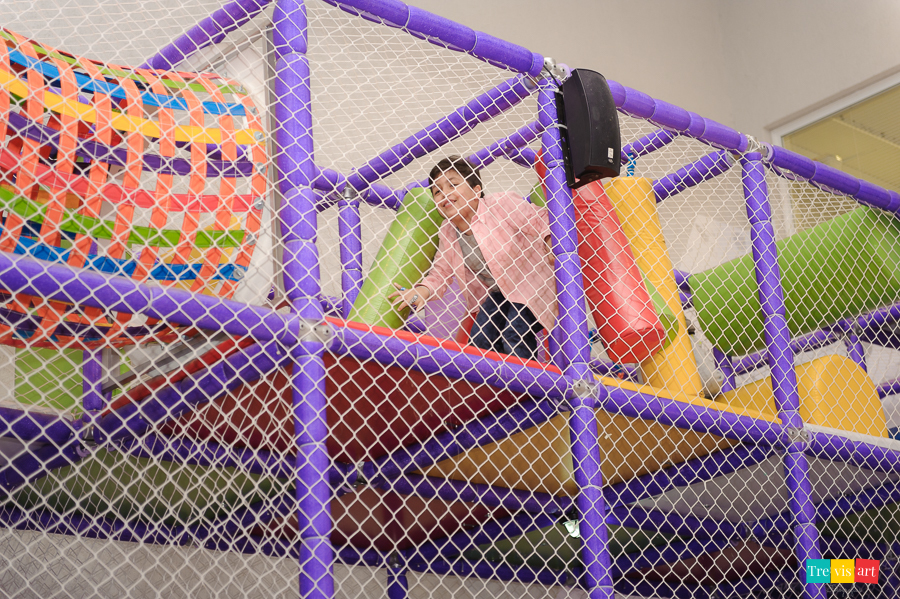 Foto aniversariante brincando na sua festa infantil.