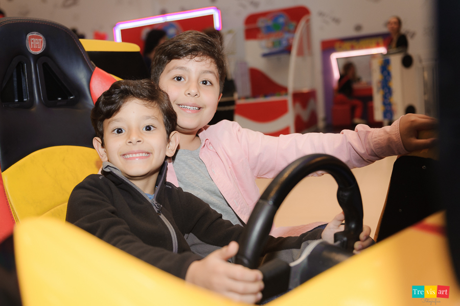 Foto aniversariante brincando com convidados na sua festa infantil.