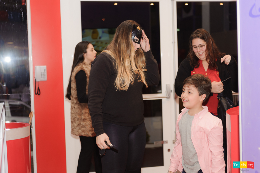 Foto aniversariante recebendo convidados na sua festa infantil.