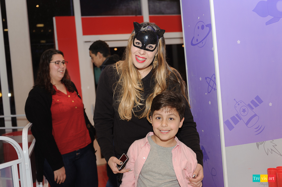 Foto aniversariante recebendo convidados na sua festa infantil.
