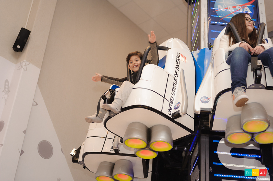 Foto convidados na Torre Espacial na festa de aniversario, Buffet Mundo Kids.