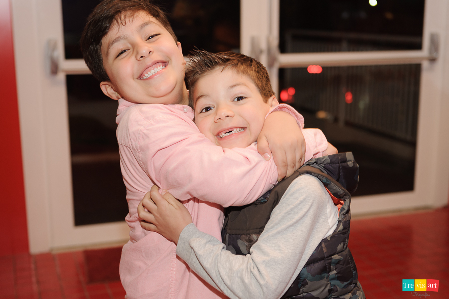 Foto aniversariante recebendo convidados na sua festa infantil.