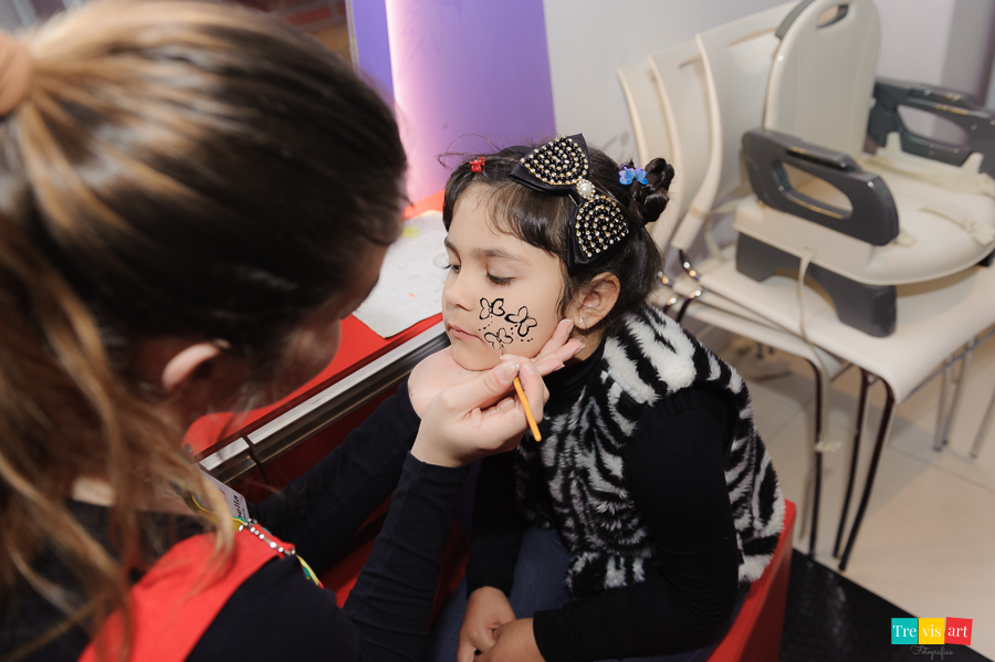 Foto camarim de pintura, festa infantil, tema Super Heróis, Buffet Mundo Kids