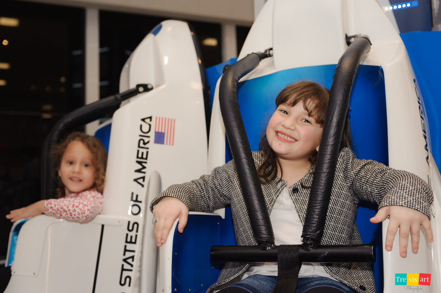Foto convidados na Torre Espacial na festa de aniversario, Buffet Mundo Kids.