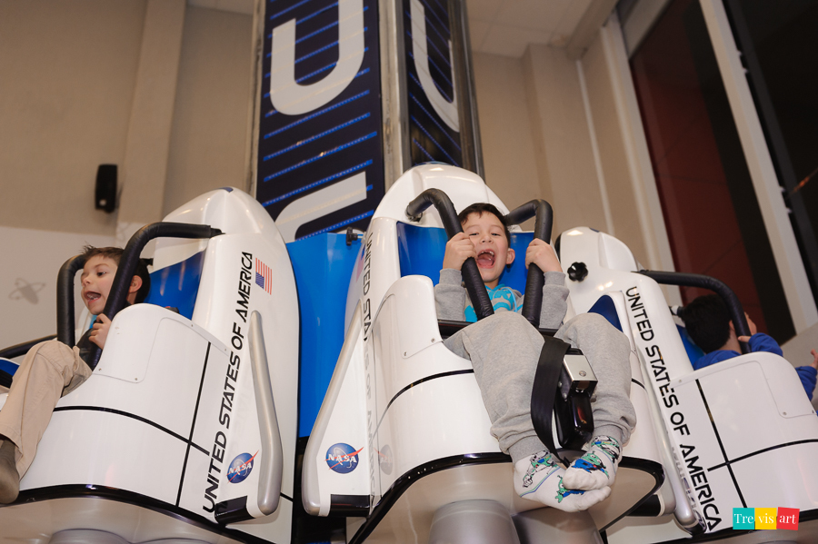 Foto convidados na Torre Espacial na festa de aniversario, Buffet Mundo Kids.