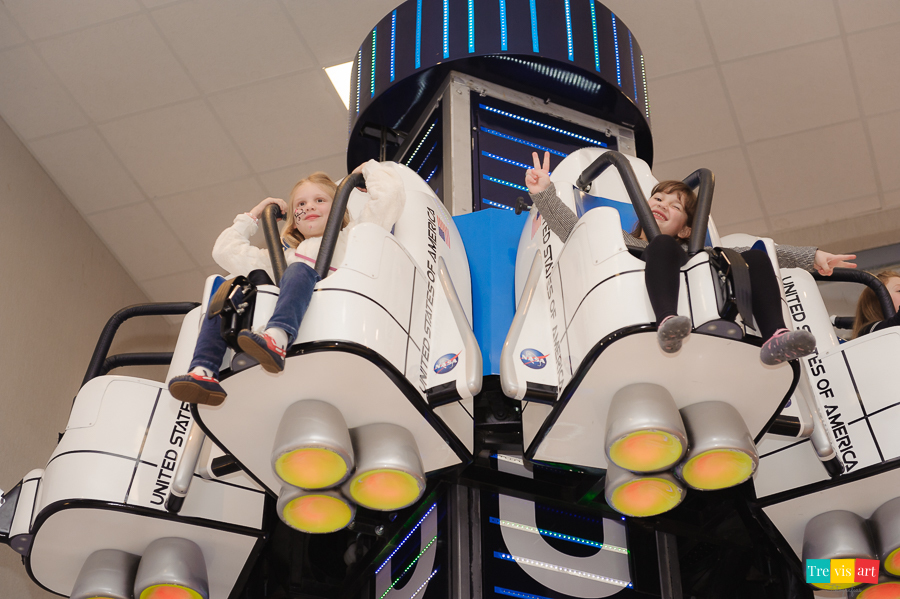 Foto convidados na Torre Espacial na festa de aniversario, Buffet Mundo Kids.