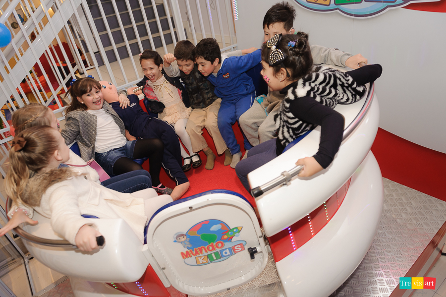 Foto convidados no La Bamba na festa de aniversario, Buffet Mundo Kids.