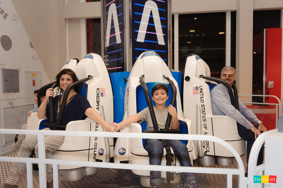 Foto aniversariante com a mãe na Torre Espacial na festa de aniversario, Buffet Mundo Kids.
