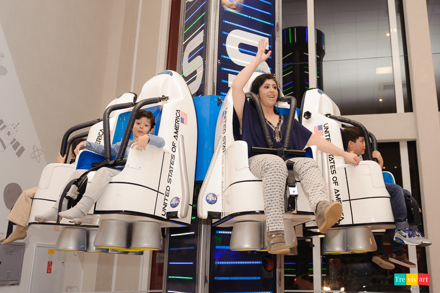 Foto aniversariante com a mãe na Torre Espacial na festa de aniversario, Buffet Mundo Kids.