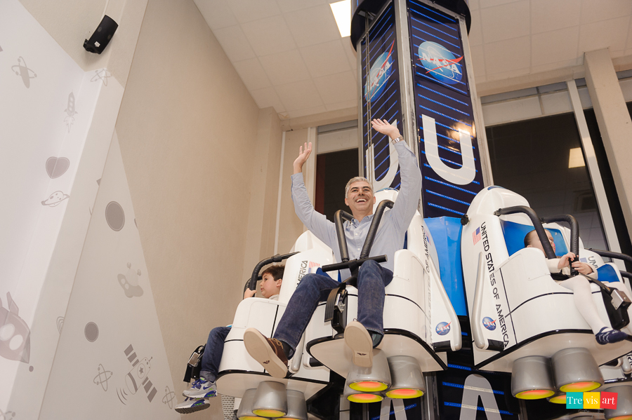 Foto padrinho do aniversariante na Torre Espacial na festa de aniversario, Buffet Mundo Kids.