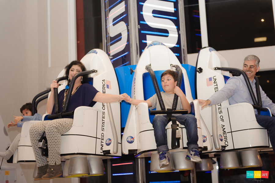 Foto aniversariante com a mãe e padrinho na Torre Espacial na festa de aniversario, Buffet Mundo Kids.
