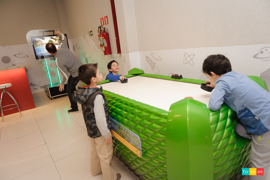 Foto convidados brincando na festa infantil