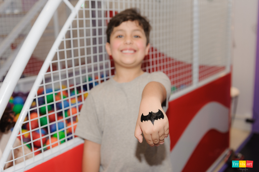 Foto camarim de pintura festa infantil. Tema super herois, Buffet Mundo Kids.