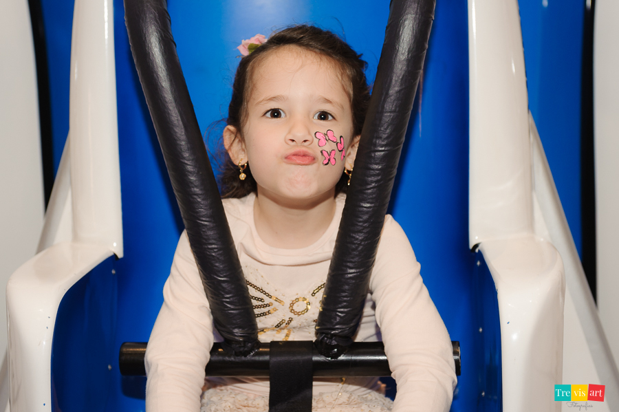 Foto convidada na Torre Espacial na festa de aniversario, Buffet Mundo Kids.