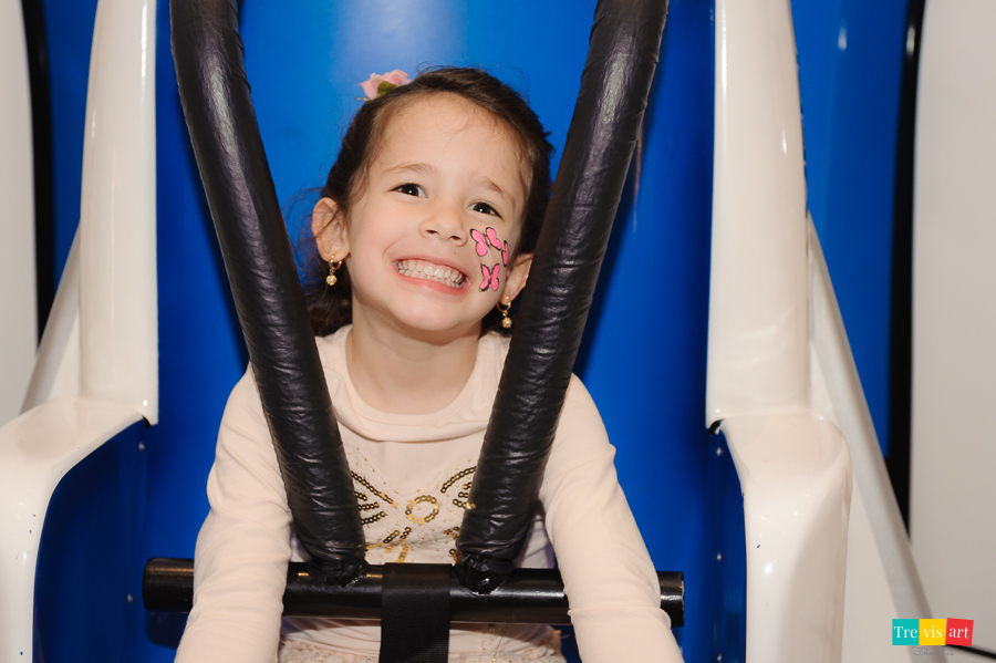 Foto convidada na Torre Espacial na festa de aniversario, Buffet Mundo Kids.