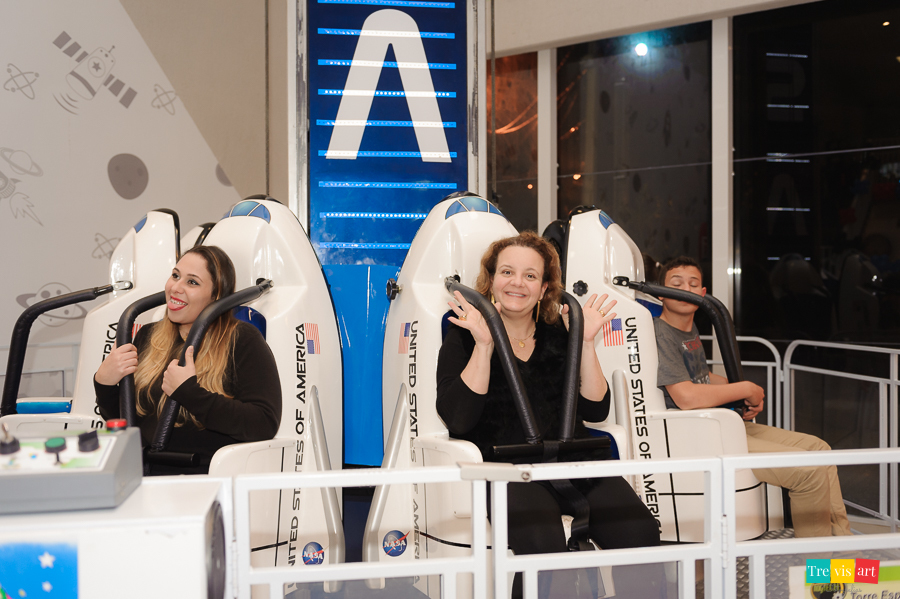 Foto adultos brincando na Torre Espacial no Buffet Mundo Kids.