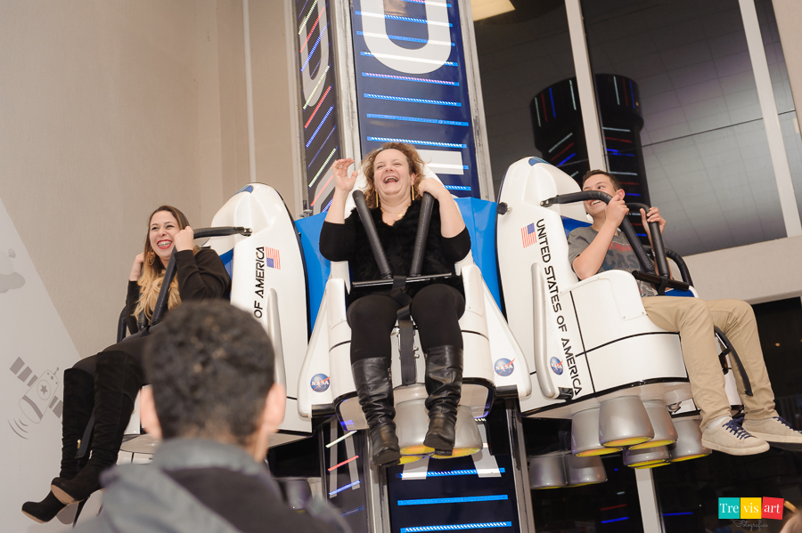 Foto adultos brincando na Torre Espacial no Buffet Mundo Kids.