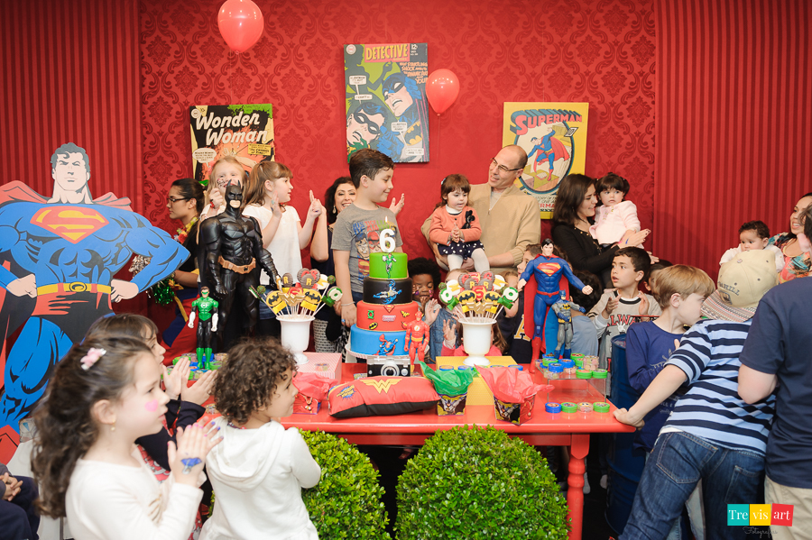 Foto hora do parabéns, amigos brincando e pulando, tema de festa Super Heróis.