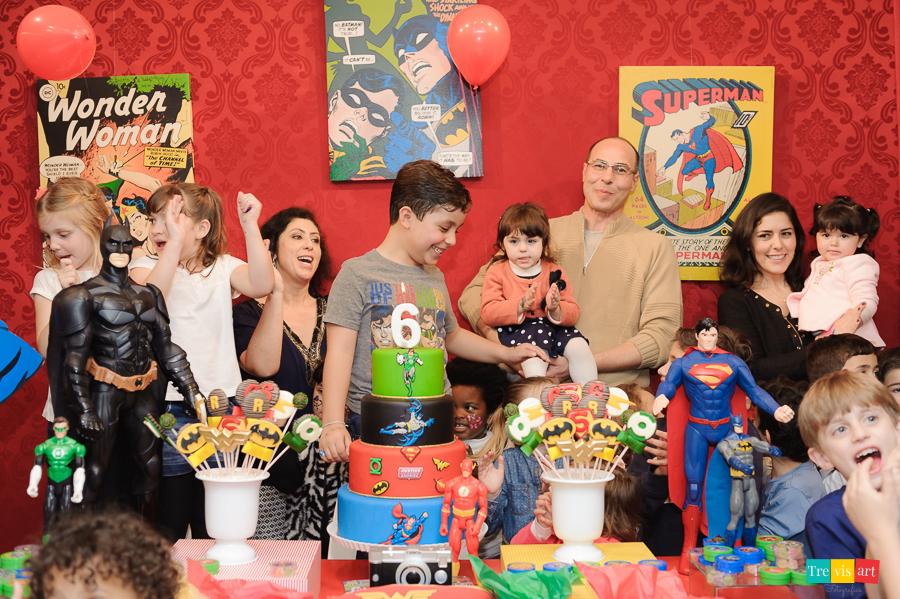 Foto hora do parabéns, amigos brincando e pulando, tema de festa Super Heróis.