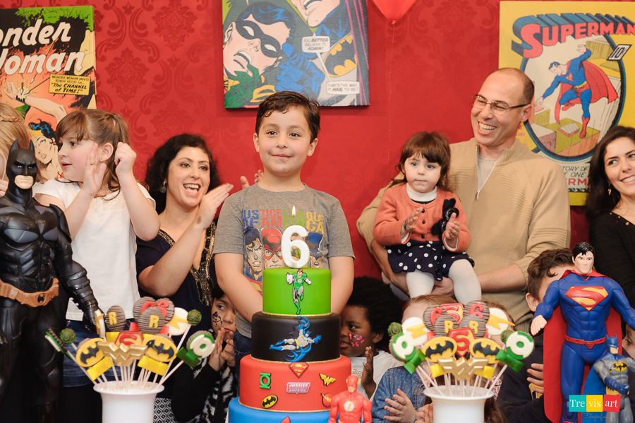 Foto hora do parabéns, amigos brincando e pulando, tema de festa Super Heróis.