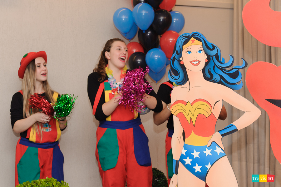 Foto hora do parabéns, amigos brincando e pulando, tema de festa Super Heróis.