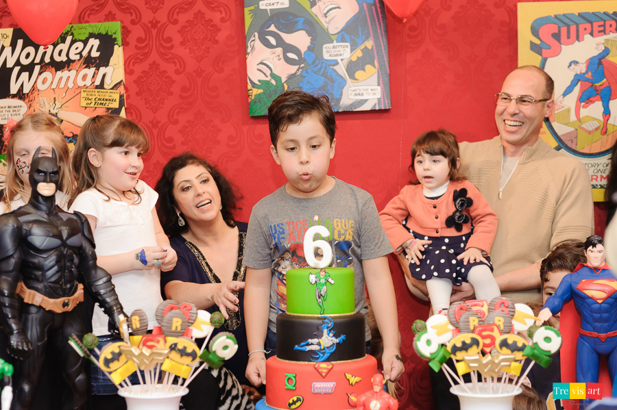 Foto hora do parabéns, amigos brincando e pulando, tema de festa Super Heróis.