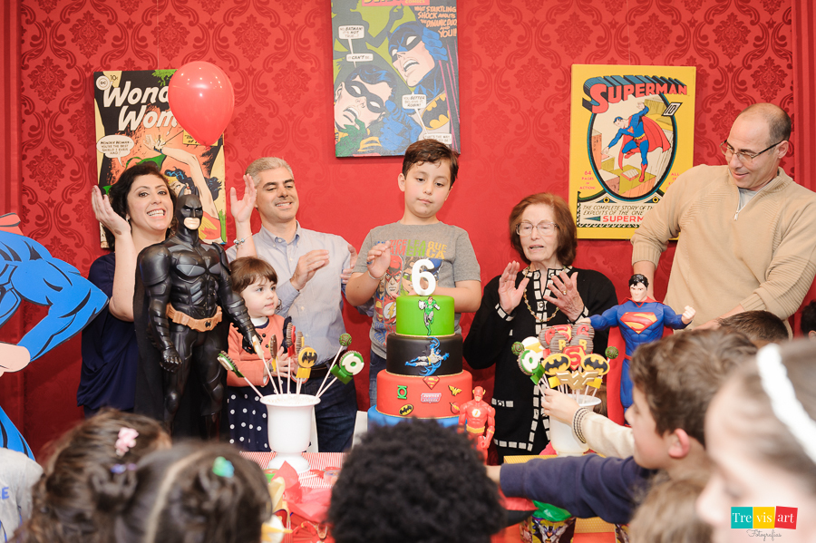 Foto hora do parabéns, amigos brincando e pulando, tema de festa Super Heróis.