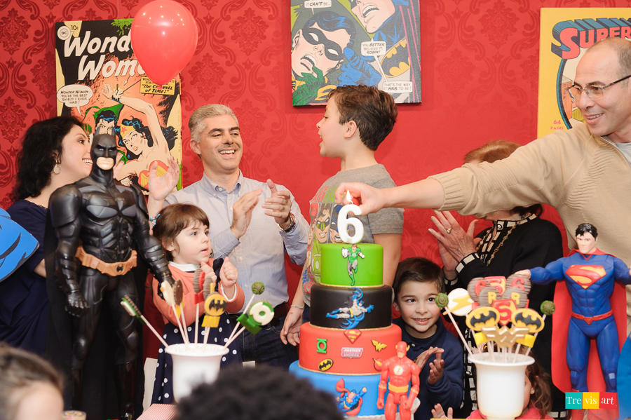 Foto hora do parabéns, amigos brincando e pulando, tema de festa Super Heróis.