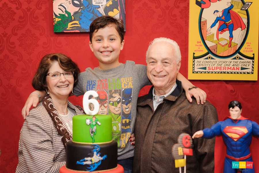 Foto hora do parabéns, com avós, tema de festa Super Heróis.