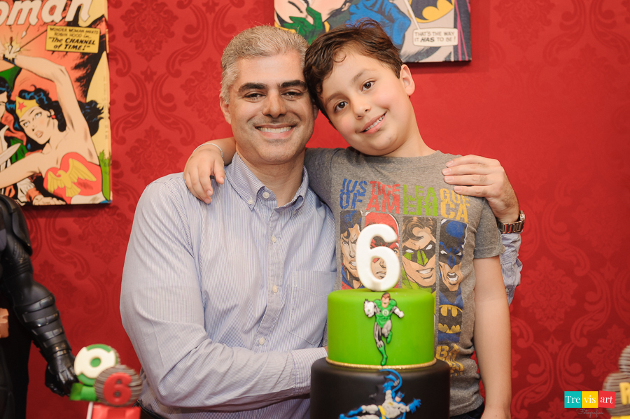 Foto hora do parabéns com padrinho, tema de festa Super Heróis.