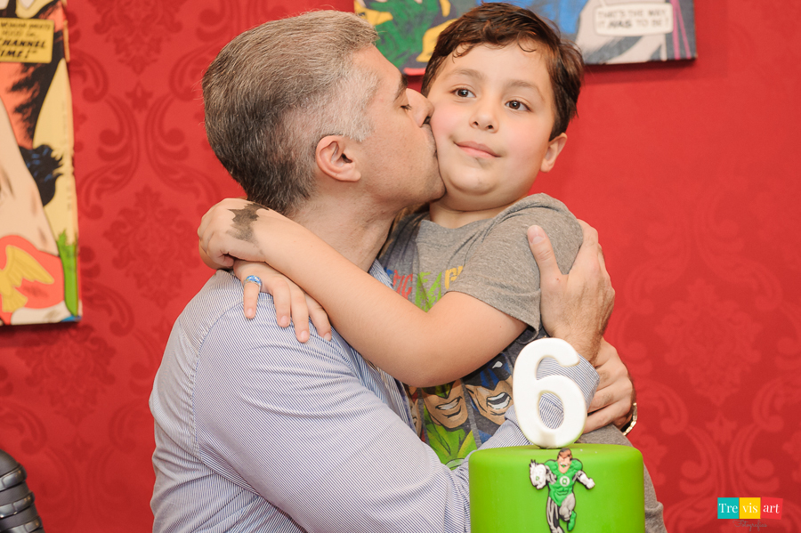 Foto hora do parabéns com padrinho, tema de festa Super Heróis.s.