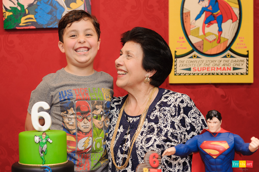 Foto hora do parabéns com a avó, tema de festa Super Heróis.