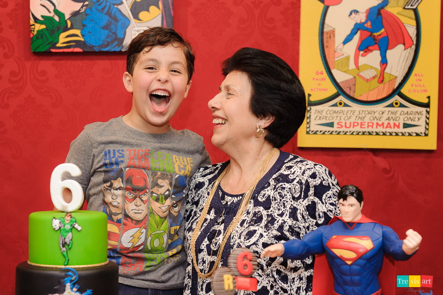 Foto hora do parabéns com a avó, tema de festa Super Heróis.
