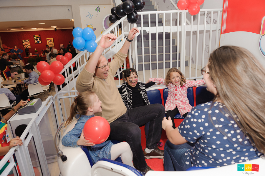 foto pai do aniversariante brincando com amiguinhos no La Bamba, do Buffet Mundo Kids.