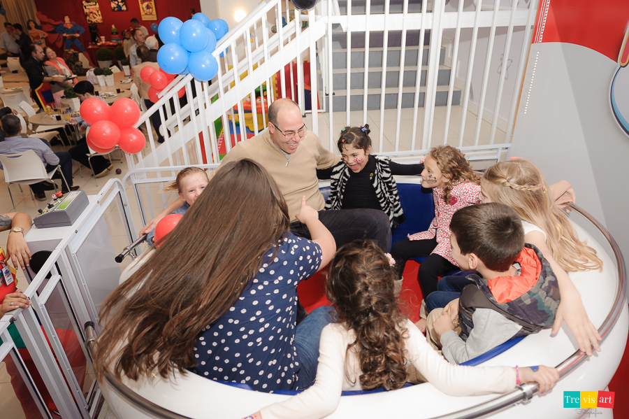 foto pai do aniversariante brincando com amiguinhos no La Bamba, do Buffet Mundo Kids.