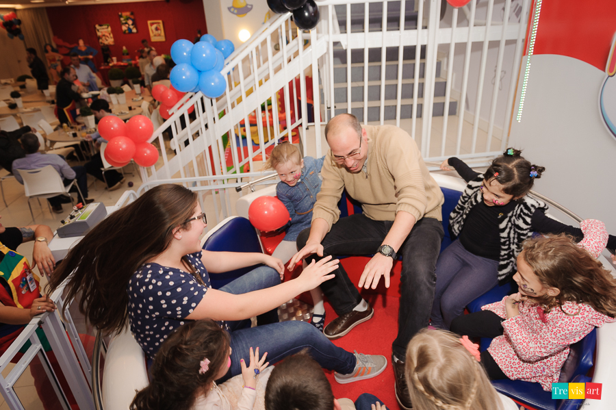 foto pai do aniversariante brincando com amiguinhos no La Bamba, do Buffet Mundo Kids.