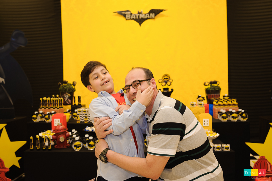 Foto aniversariante com o pai na decoração, festa infantil, tema Lego Batman. Buffet 4Kids Curitiba.